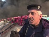 Iraquíes luchan contra incendios provocados en pozos petroleros
